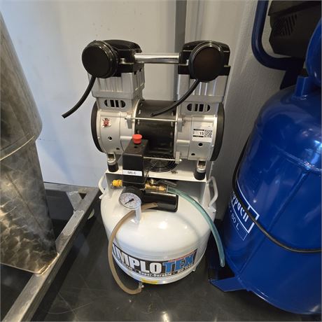 Flüsterkompressor 1500 W ölfrei mit SMC-Druckluftaufbereitung
